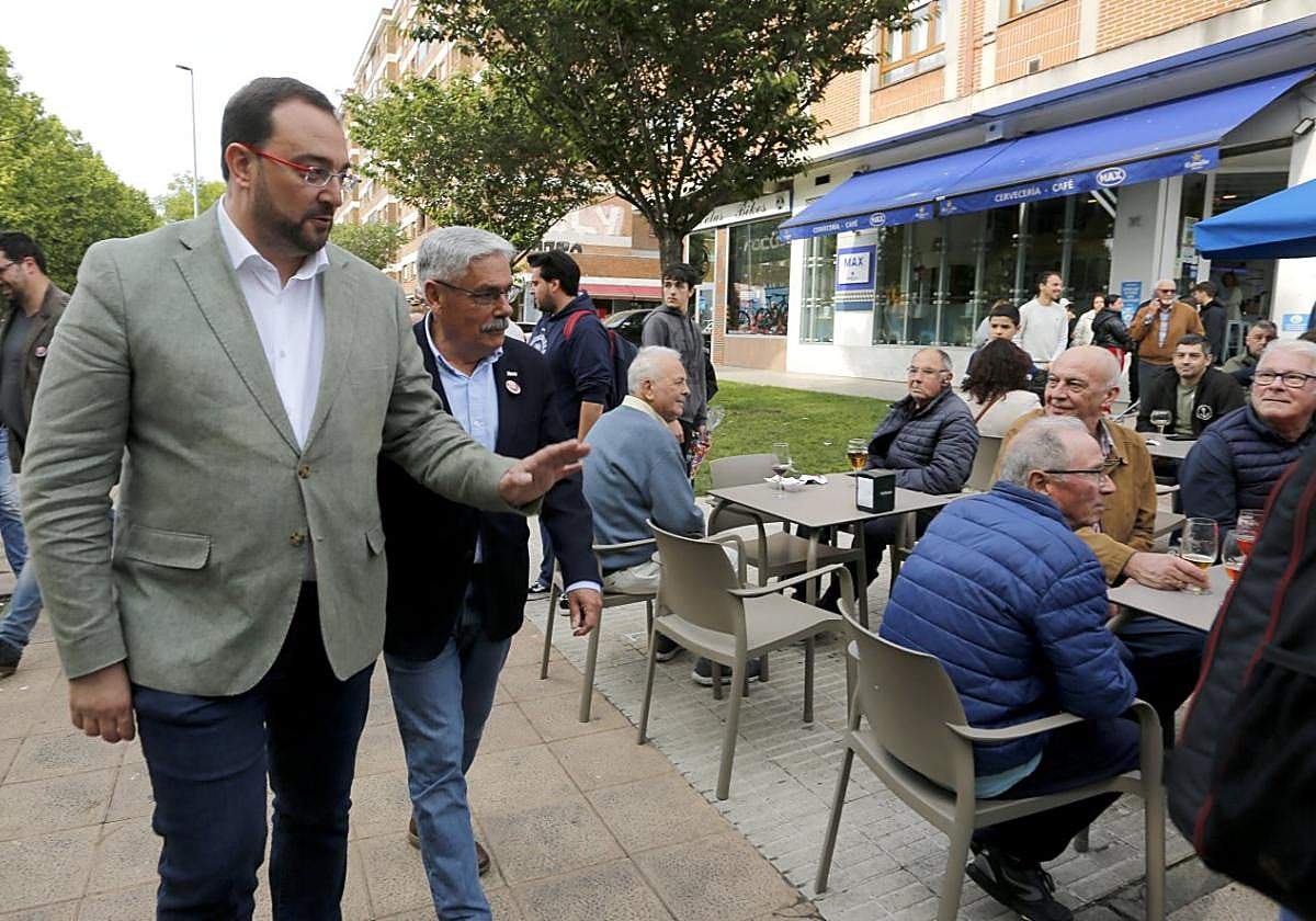 Barbón y 'Floro', ayer, paseando por El Llano.