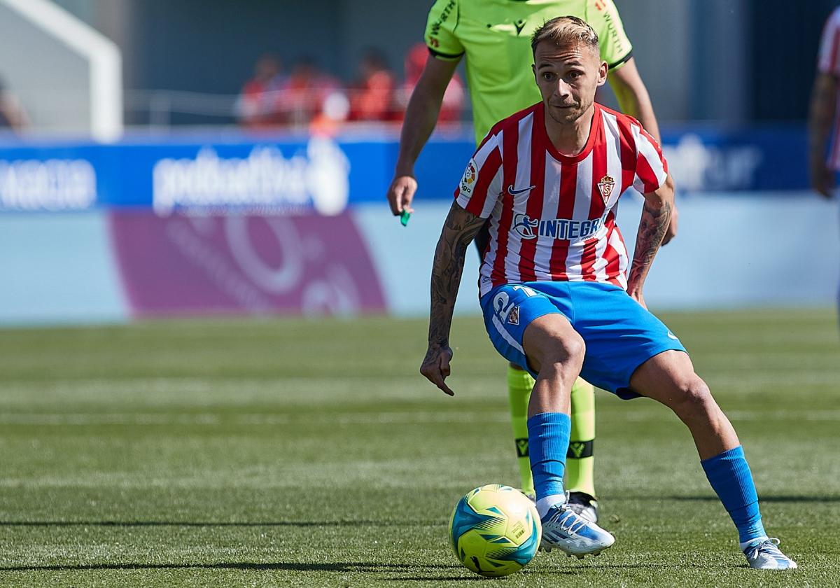 Fran Villalba, el pasado curso, durante un partido con el Sporting.