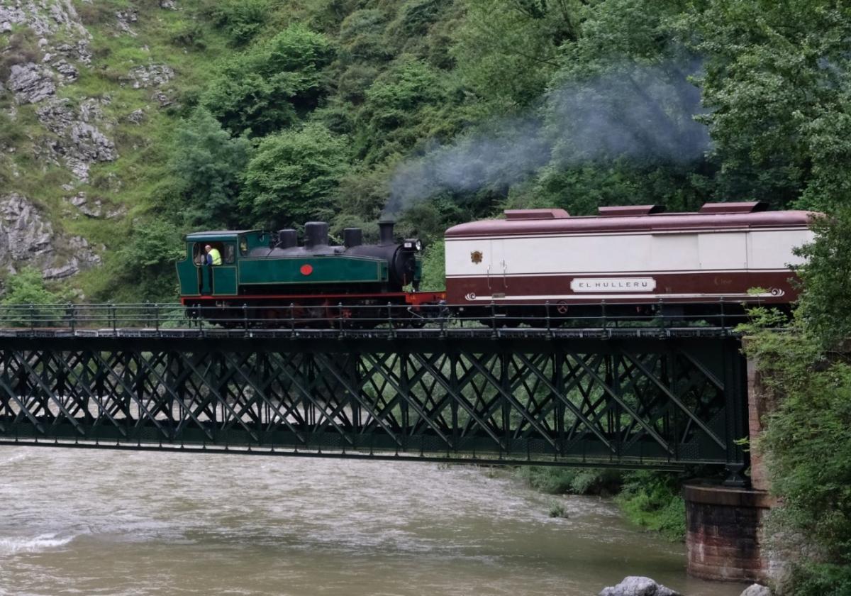 Locomotora que se quiere usar para el trazado, en una prueba sobre el río Caudal.