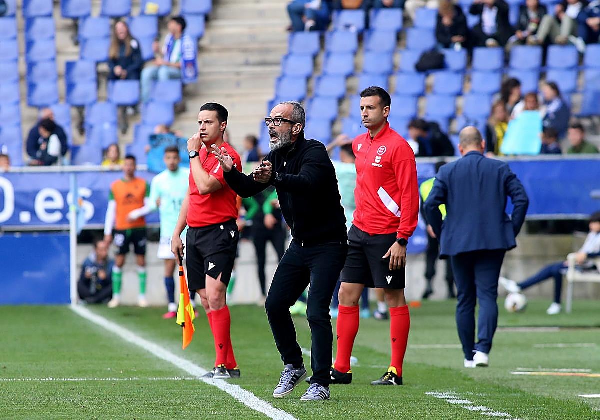 El técnico Álex Cervera hace correcciones en su equipo durante el encuentro del Tartiere.