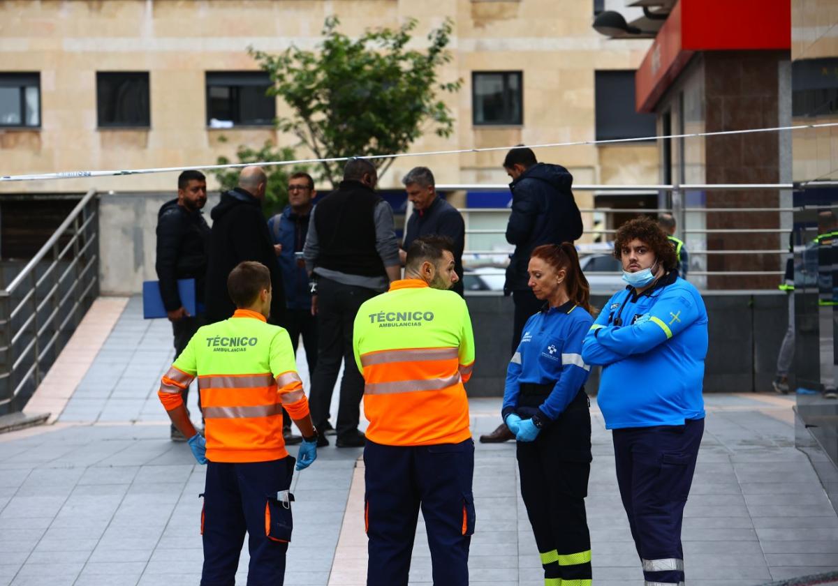 Los técnicos y sanitarios, durante la intervención el viernes en la calle Facetos de La Ería.