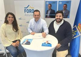 María García, Carlos Suárez y Pelayo Taboada, en la sede de Foro.