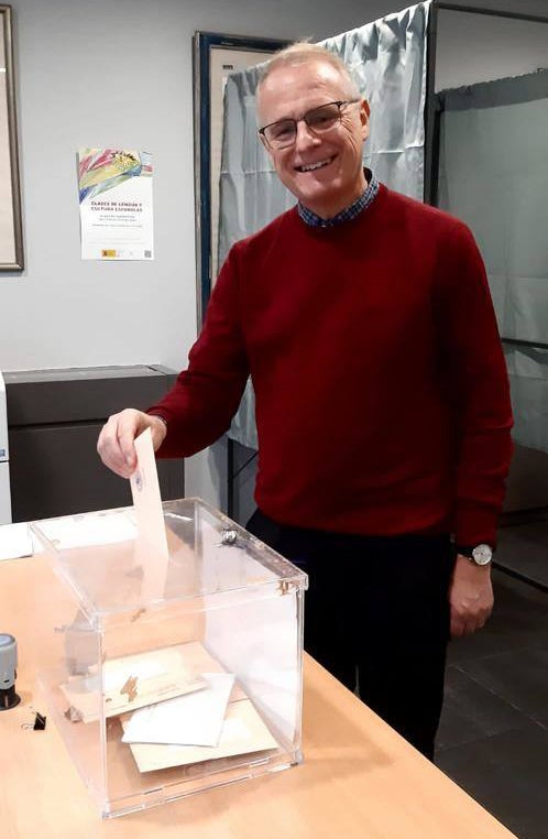 El candidato del Partido Popular a la Presidencia del Principado, Diego Canga, votando en Bruselas.