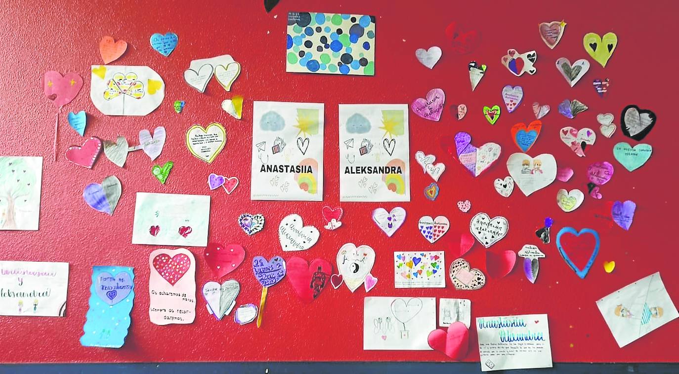 Los dibujos realizados por los compañeros de las niñas en el colegio público La Ería.