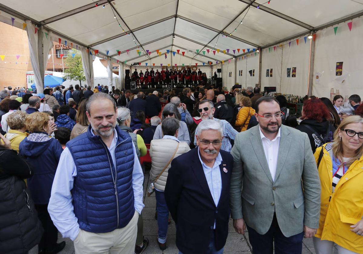 Adrián Barbón y Floro, con Lara Martínez y Tino Vaquero