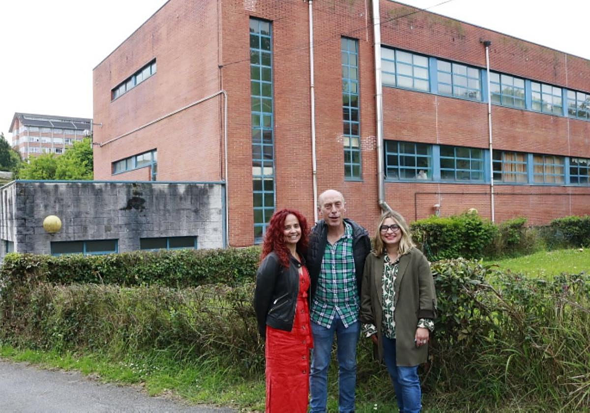 Ana Solís, Agustín Medina y Sara Retuerto en las isntalaciones del CIFP del deporte de Avilés.