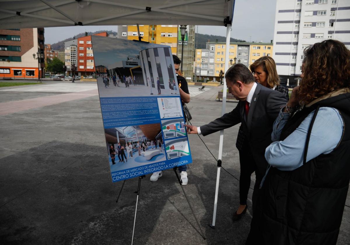 Canteli, en el centro, enseña el proyecto de reforma del mercado de abastos en centro social.