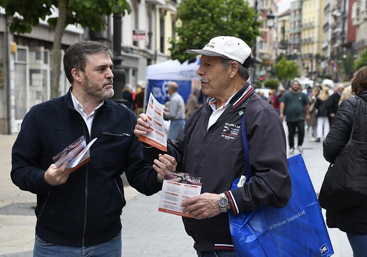 Luis Fanjul reparte propaganda en La Cámara.
