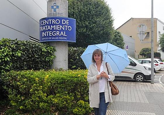 Covadonga Tomé, ante el centro integral de salud mental de la calle Les Cigarreres, en Gijón.