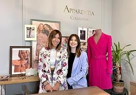 Rebeca Bolado y Diana Martínez, junto a un maniquí con el vestido que lució la Princesa.