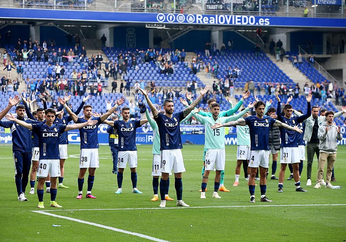 La plantilla azul se dirige a los aficionados al término del partido disputado ante el Racing en el Carlos Tartiere.