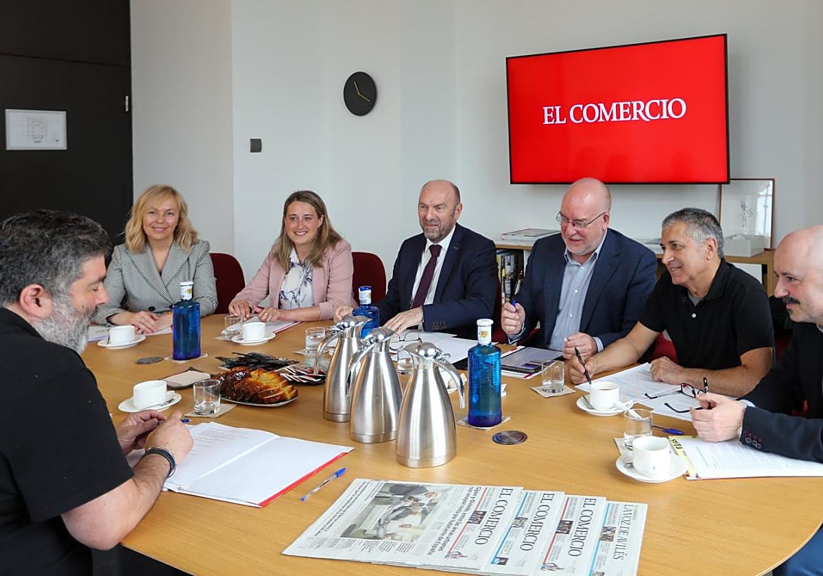 Sara Álvarez Rouco, Cristina Vega, Juan Cofiño, José Suárez, Xune Elipe y Faustino Zapico durante el debate, en la sede central de EL COMERCIO.