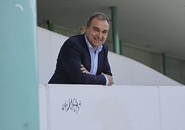 El candidato de Podemos, saliendo de la estación.