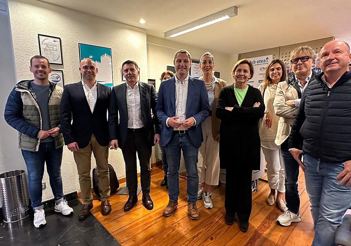 Adrián Pumares y Carmen Moriyón, en la reunión con Otea, que contó con la asistencia de su presidente, José Luis Álvarez Almeida.