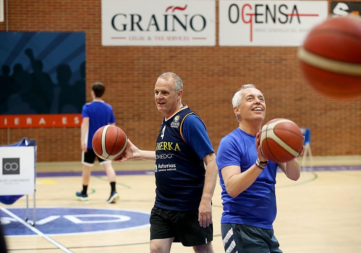 Diego Canga juega al baloncesto en Oviedo