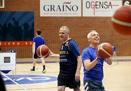 Diego Canga juega al baloncesto en Oviedo