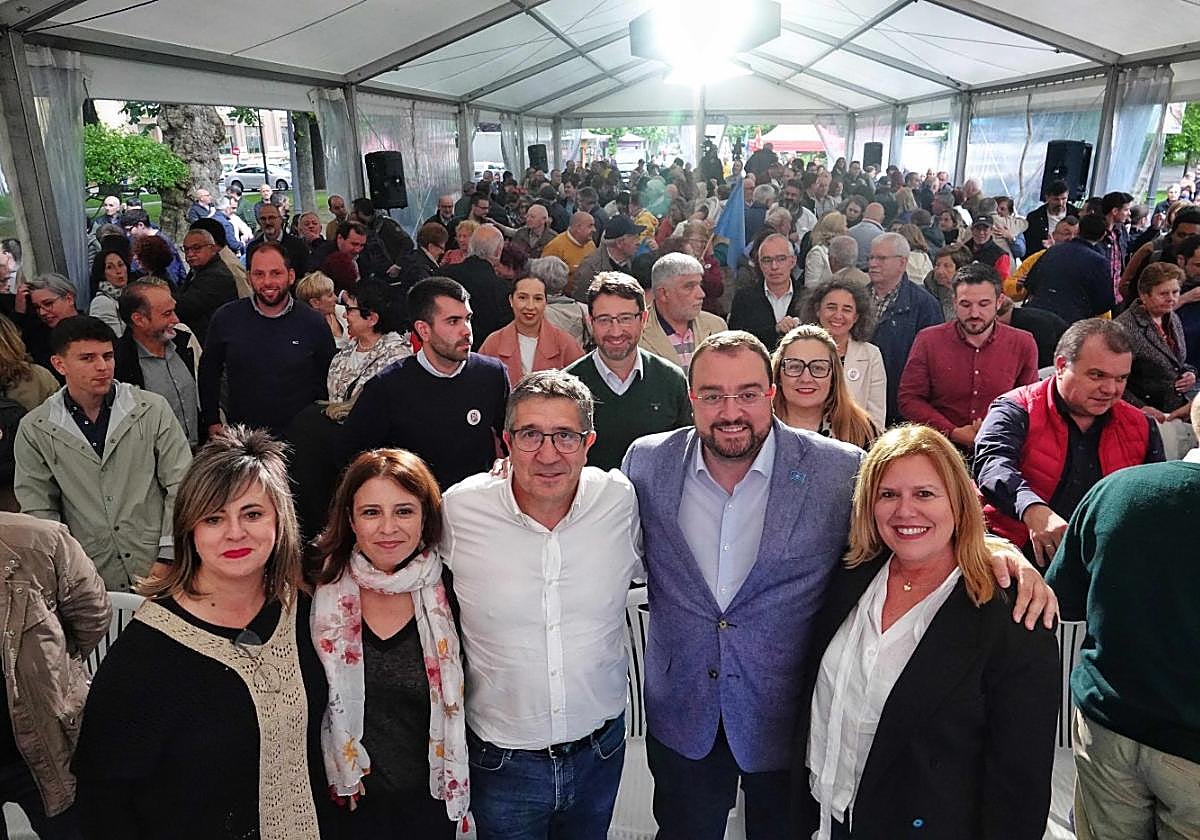 Mónica Ronderos, Adriana Lastra, Patxi López, Barbón y Carmen Arbesú, alcaldesa de Langreo, en el mitin de ayer en Sama.