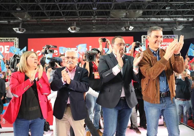 Gimena Llamedo, Floro, Adrián Barbón y Pedro Sánchez, en el recinto ferial de Gijón.