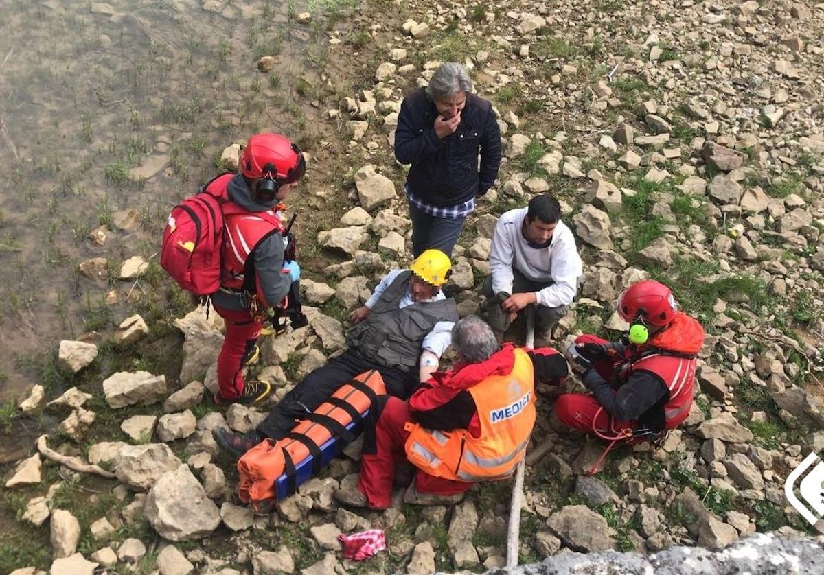 Rescatan en Somiedo a un hombre de 79 años que se fracturó una pierna en una ruta de montaña