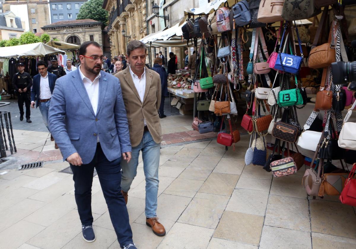 Adrián Barbón y Carlos Llaneza durante su visita al mercado de El Fontán.