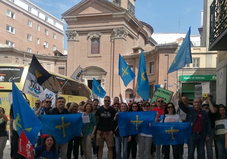 Funcionarios asturianos en Madrid, este mediodía.