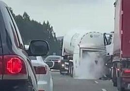 Un herido grave tras ser atropellado por un camión en la autovía del Cantábrico