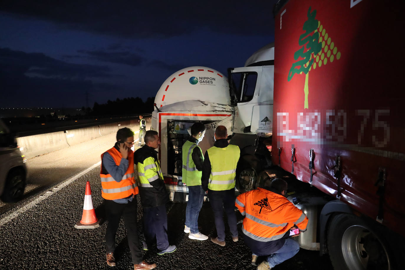 Colapso en la A-8 tras el atropello a un conductor que se encontraba en el arcén