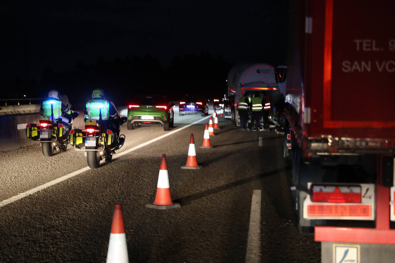 Colapso en la A-8 tras el atropello a un conductor que se encontraba en el arcén