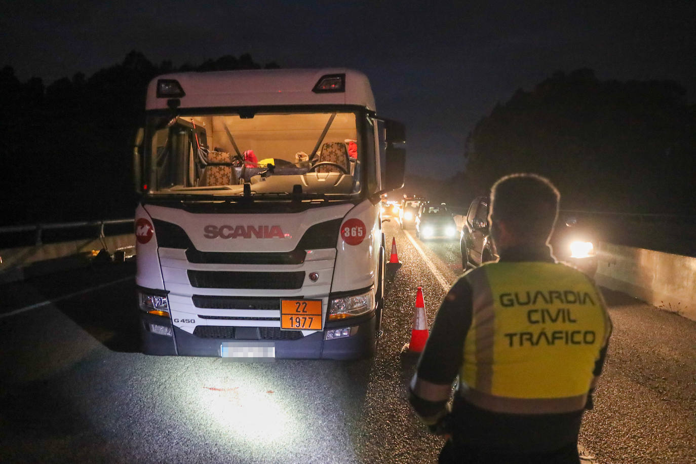 Colapso en la A-8 tras el atropello a un conductor que se encontraba en el arcén