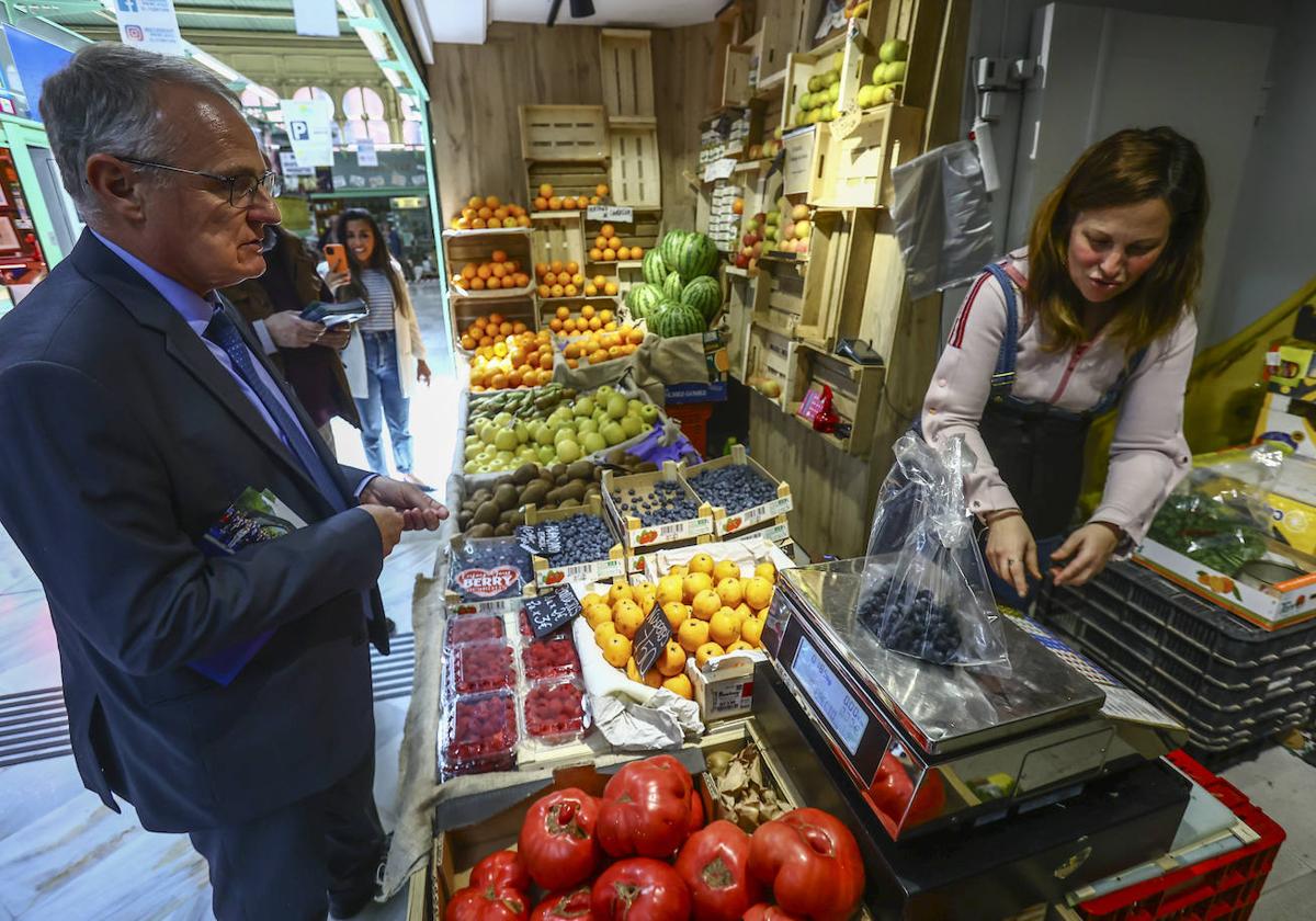 Diego Canga, durante su paseo por el mercado de El Fontán, en Oviedo.