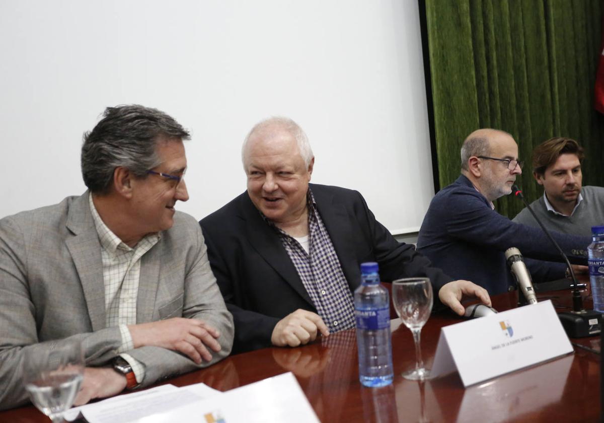 Ángel de la Fuente, en el centro, antes de la charla. p. ucha