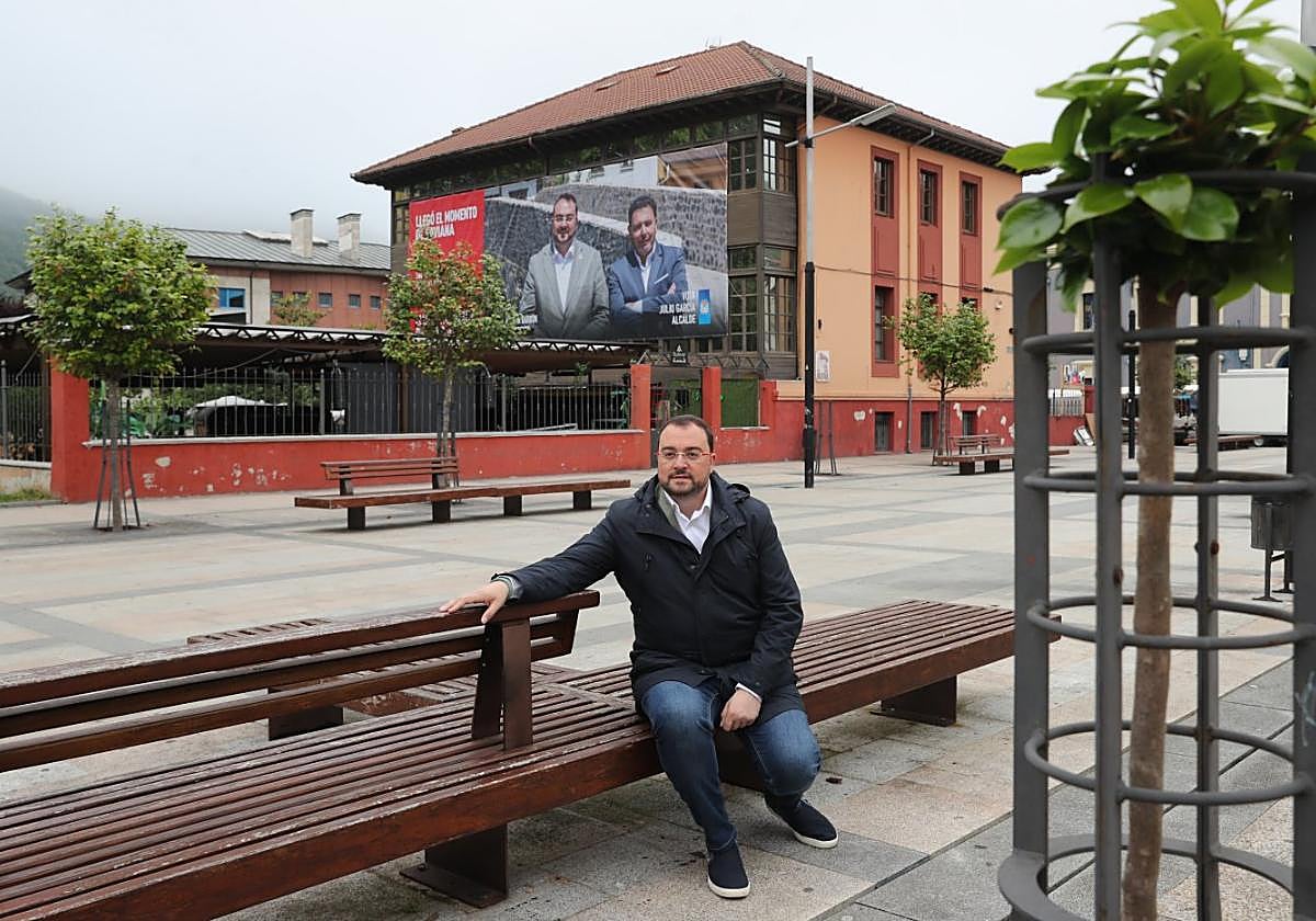 En la Avenida de la Constitución, junto a la Casa del Pueblo.