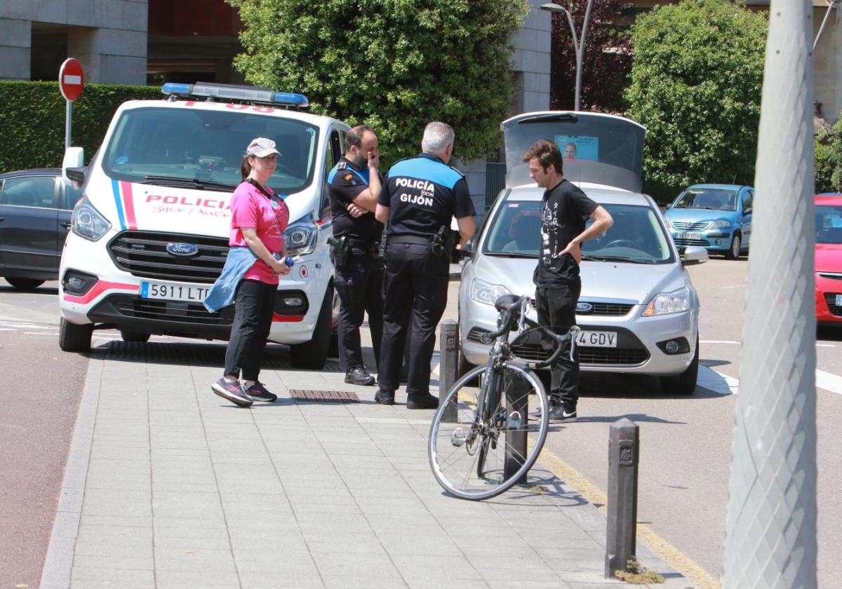 La Policía Local, en el lugar del accidente del ciclista.