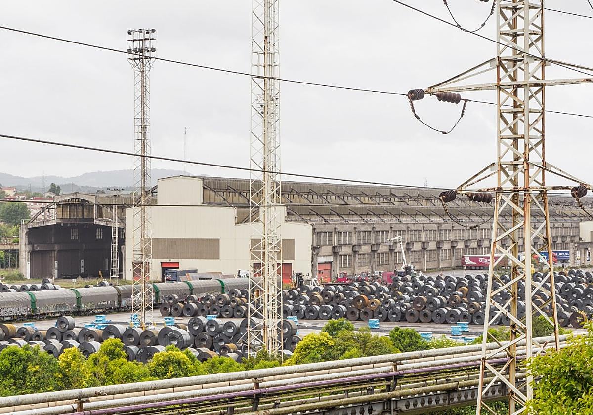 Líneas eléctricas en las instalaciones de Arcelor en Avilés.