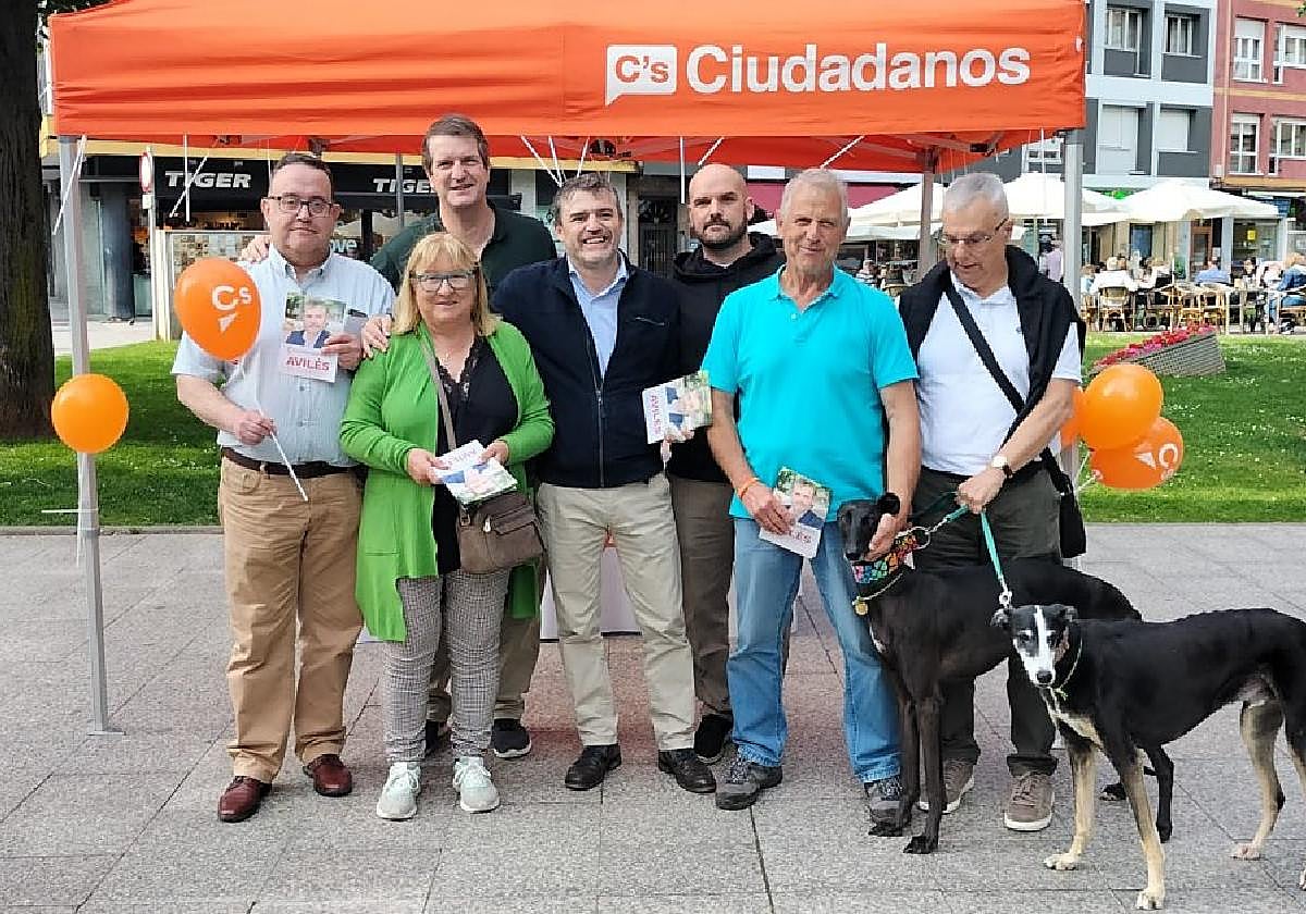 Fanjul, acompañado de miembros del partido, en Las Meanas.