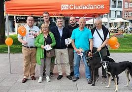 Fanjul, acompañado de miembros del partido, en Las Meanas.