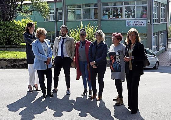 Los populares junto a representantes de la AMPA colegio de Latores.