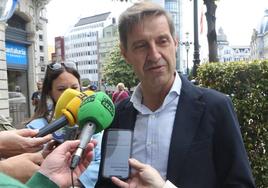 Llaneza ofrece diálogo y consenso «frente a la prepotencia y las ocurrencias del PP»