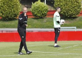 Miguel Ángel Ramírez en el entrenamiento de este mañana del Sporting.