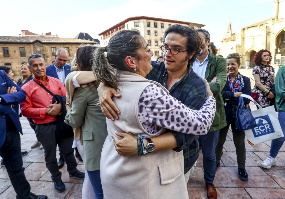 Sonsoles Peralta abraza a José María Figaredo.