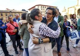 Sonsoles Peralta abraza a José María Figaredo.