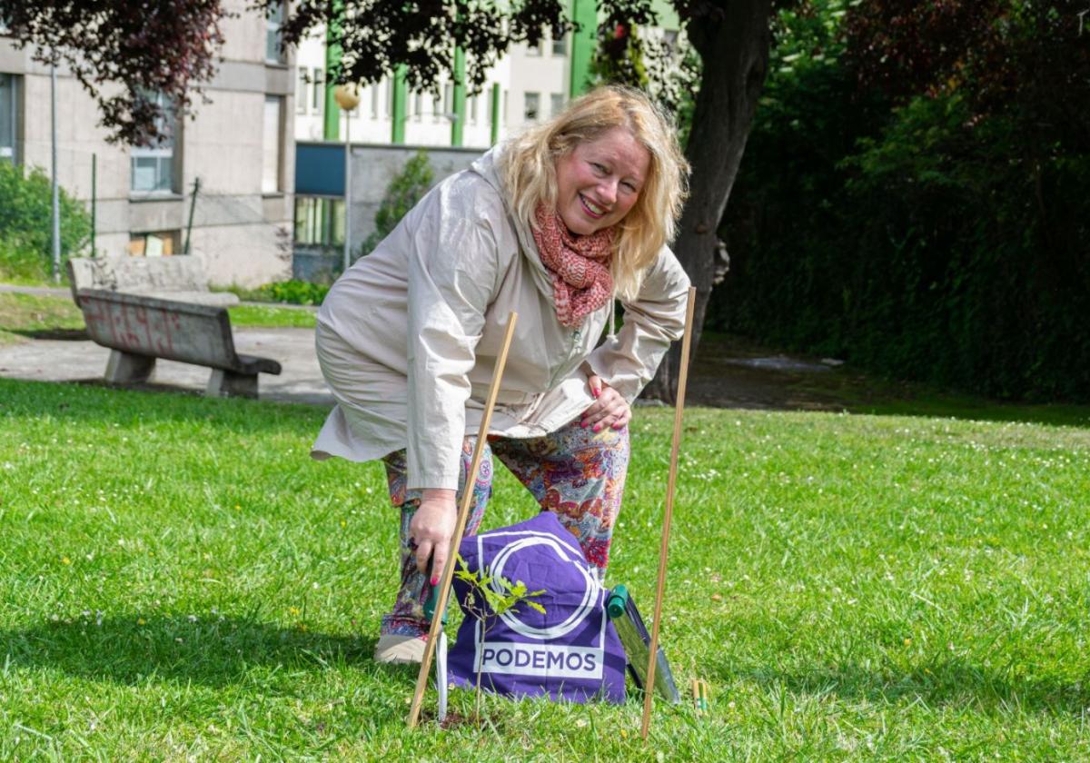 La candidata de Podemos a la Alcaldía de Oviedo planta un carbayu en el parque del Truébano.