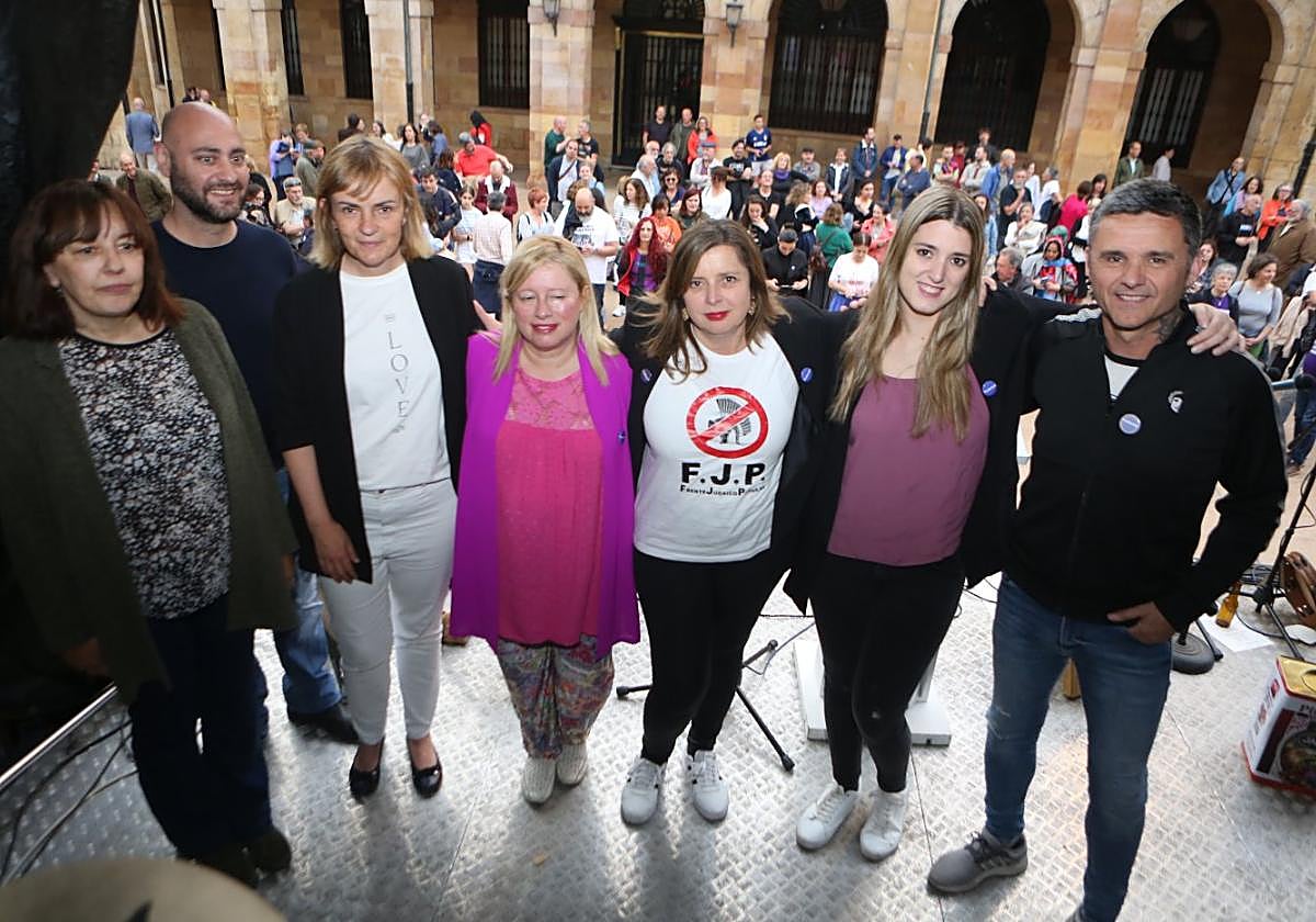 Lourdes Suárez, José Fernándo Díaz, Covadonga Tomé, Belén Suárez, Ana Taboada, Olaya Suárez y Rafael Palacios, en el acto conjunto de cierre de campaña de Podemos, en Oviedo.