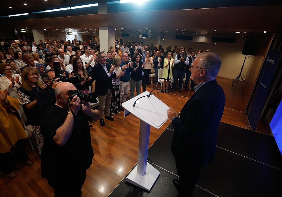 Diego Canga recibe los aplausos de militantes y simpatizantes en su cierre de campaña.