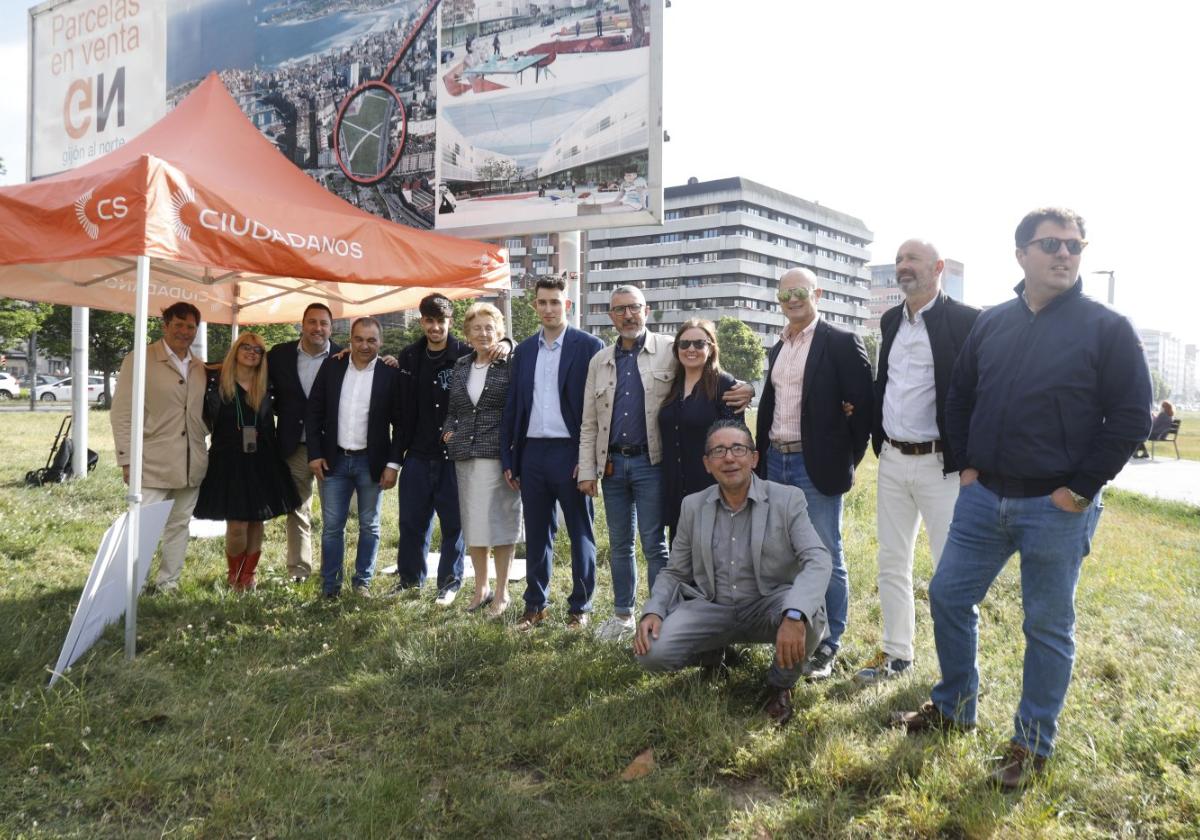 José Carlos Fernández Sarasola con integrantes de la lista municipal de Ciudadanos en el 'solarón'.