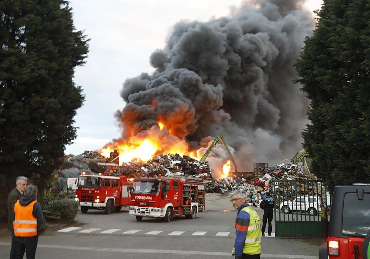 Incendio en Desguaces Riestra, en Serín, en enero de 2018.