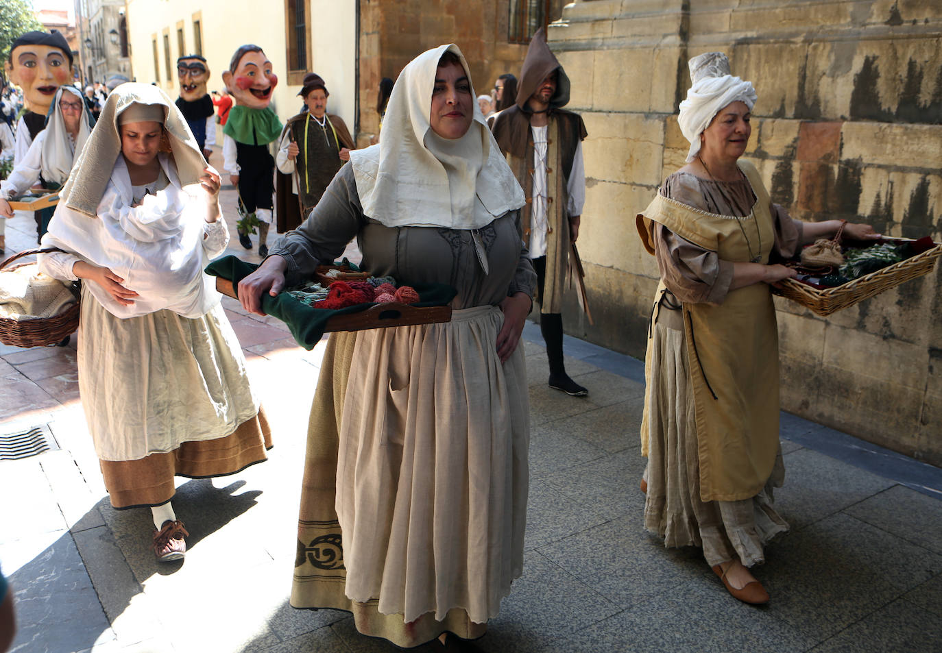El heraldo de la Balesquida recorre Oviedo anunciando Martes de Campo