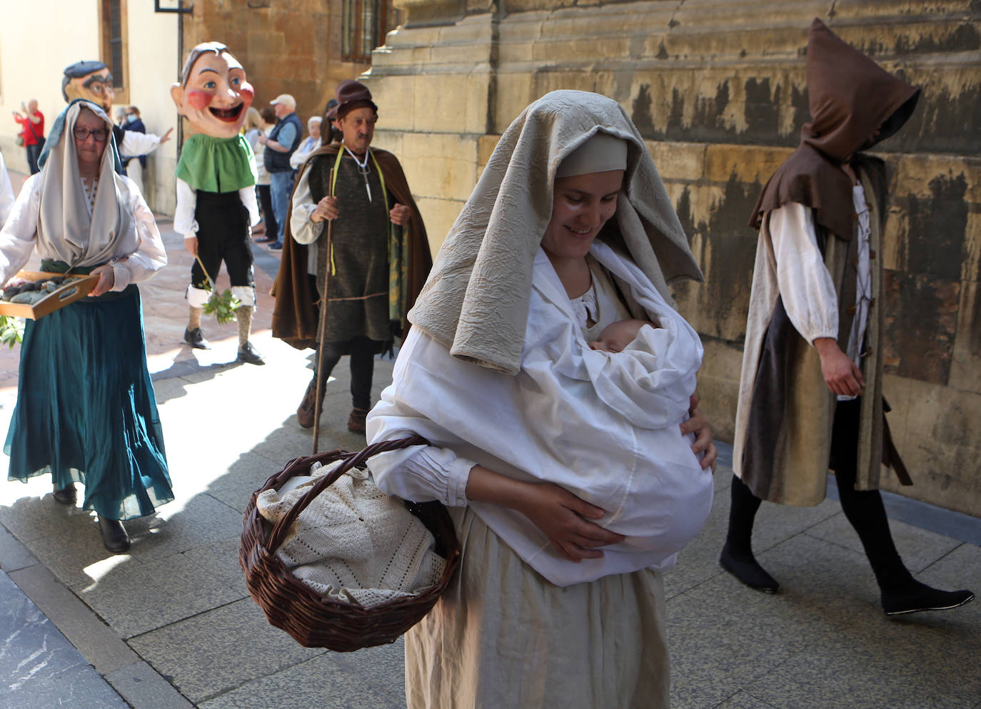 El heraldo de la Balesquida recorre Oviedo anunciando Martes de Campo