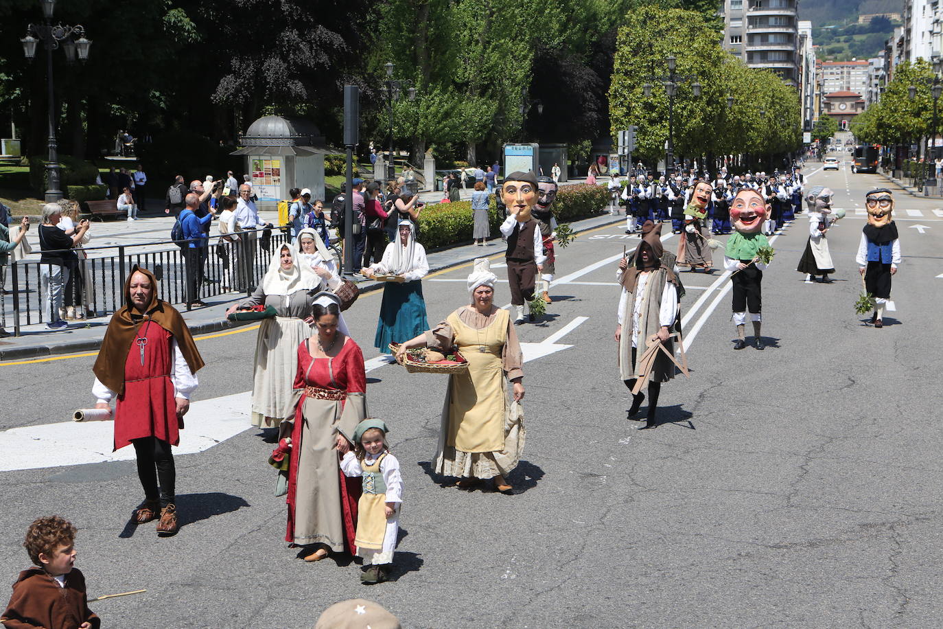 El heraldo de la Balesquida recorre Oviedo anunciando Martes de Campo