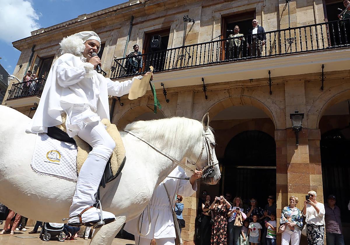 El heraldo de la Balesquida recorre Oviedo anunciando Martes de Campo